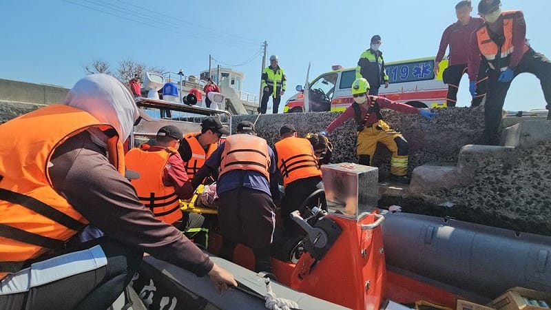 澎湖一名鄭姓婦人18日凌晨前往中屯海域照海未歸，澎湖警消、岸巡展開搜索，尋獲時已呈現OHCA狀態，緊急送醫搶救。（澎湖縣消防局提供） 中央社  115年3月18日&nbsp;&nbsp;&nbsp;