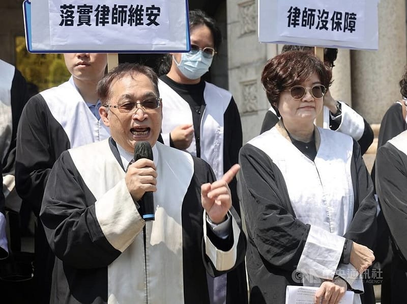 台中地方法院日前發生案件當事人掌摑台中律師公會理事長吳中和事件，全國律師公會與各地律師公會代表18日到司法院大門表達訴求，吳中和（左）發言還原事發經過。中央社記者張皓安攝 115年3月18日&nbsp;&nbsp;&nbsp;