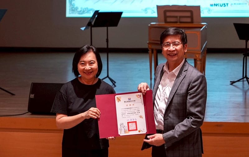 高科大副校長李嘉紘(右)致贈巴洛克獨奏家樂團藝術總監李美文(左)感謝狀。&nbsp;&nbsp;&nbsp;圖：高雄科技大學/提供