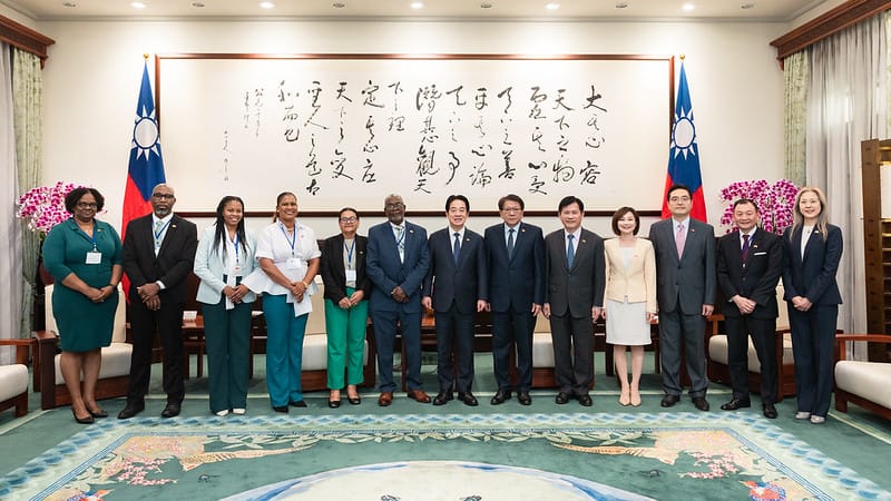  賴清德接見聖文森及格瑞那丁副總理暨國家安全、災害管理及移民部長李考克（St. Claire Leacock）伉儷一行。圖：總統府提供 