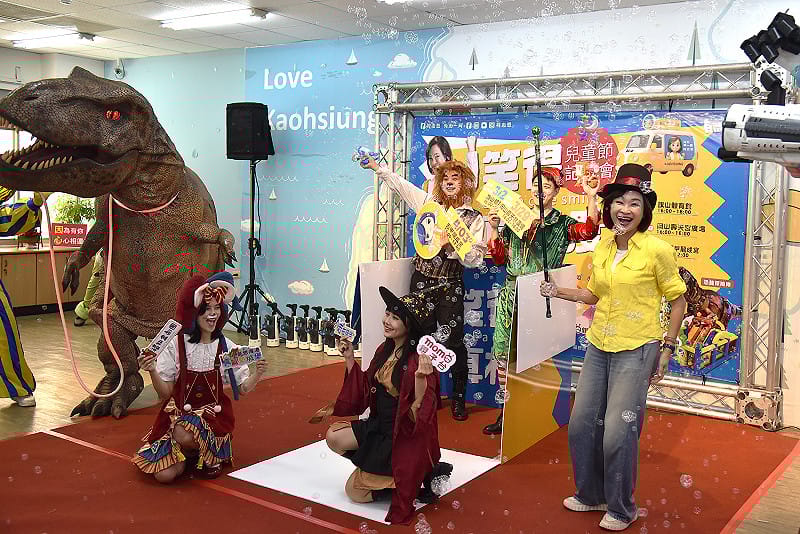 柯志恩(右一)化身魔法師，將邀請的表演劇團變出來。&nbsp;&nbsp;&nbsp;圖：柯志恩服務處/提供