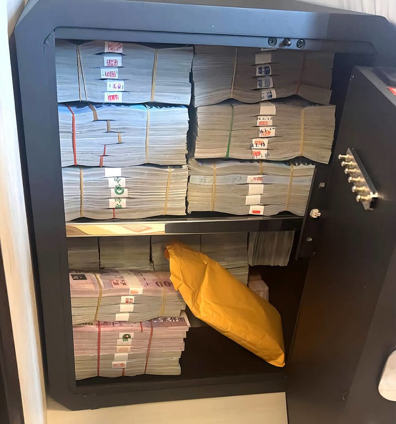 檢調日前接獲情資，指第三方支付業者台灣里國際有限公司涉配合不法業者洗錢，專案小組發動多波搜索，並查扣被告及公司名下不動產、黃金及存款約新台幣9000多萬元。高雄地檢署19日依違反組織犯罪防制條例、洗錢等罪起訴共166人，並通緝在逃的簡姓主嫌。（高雄地檢署提供）中央社記者洪學廣傳真　115年3月19日&nbsp;&nbsp;&nbsp;