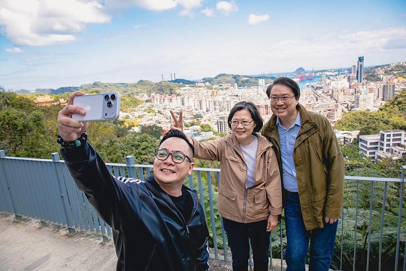 蔡英文跟童子瑋（左）、林右昌（右）爬山，事後爆料「童子瑋，你才39歲，就喘到不行！」。&nbsp;&nbsp;&nbsp;圖：取自蔡英文Threads