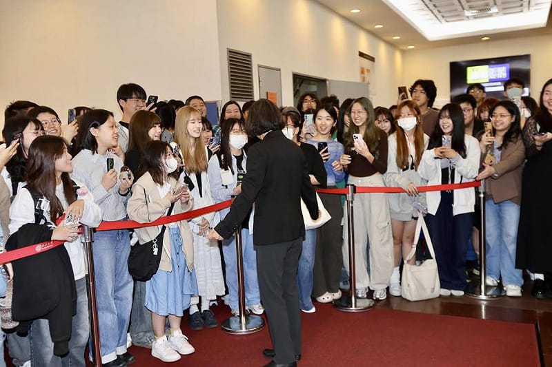 前總統蔡英文到東吳大學演講受到學生熱烈歡迎。&nbsp;&nbsp;&nbsp;圖：翻攝自threads