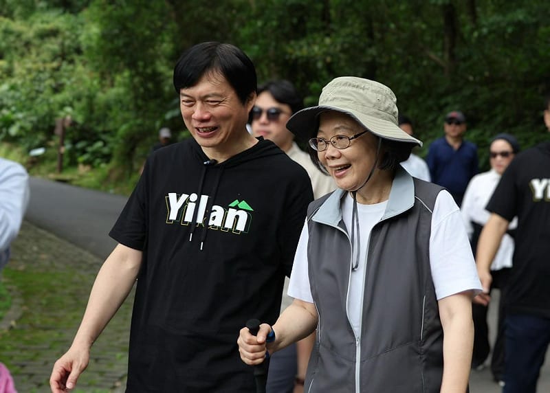 蔡英文跟民進黨宜蘭縣長參選人林國漳（左）登山，笑稱「你比童子瑋好，至少你不會喘」。&nbsp;&nbsp;&nbsp;圖：取自林國漳臉書