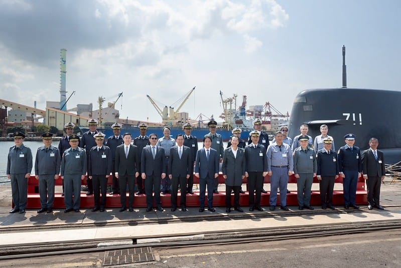 賴清德前往高雄視導「海昌計畫」、「海軍大氣海洋局」及「海軍256戰隊」。背後為國造潛艦海鯤號。&nbsp;&nbsp;&nbsp;圖：總統府提供