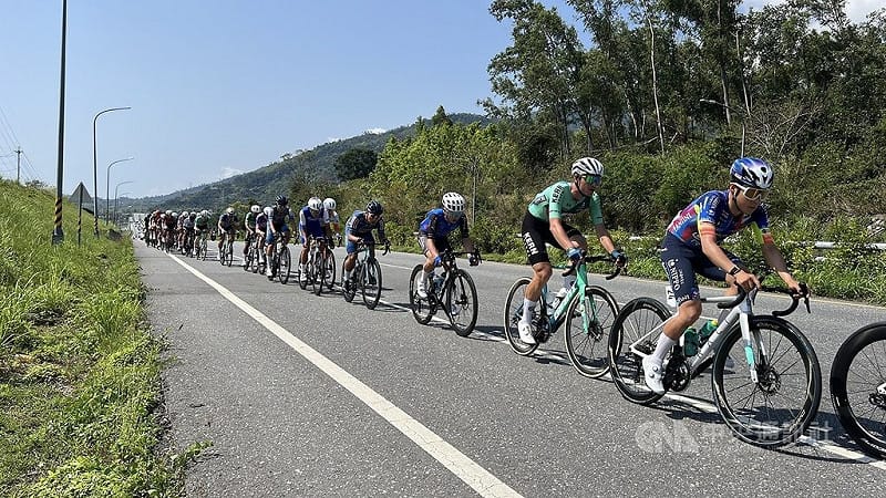 2026國際自由車環台公路大賽19日進入最終站，從台東鹿野鄉至花蓮鯉魚潭，沿路農村田園美景相伴。中央社記者盧太城台東攝　115年3月19日&nbsp;&nbsp;&nbsp;