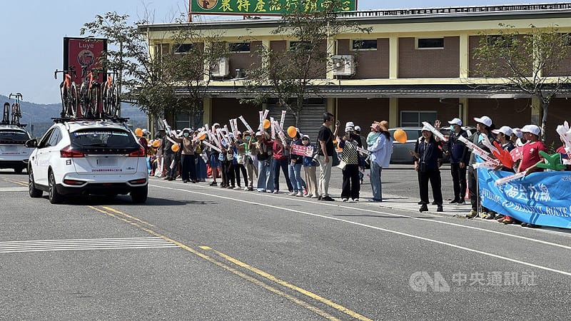 2026國際自由車環台公路大賽19日進入最終站，從台東鹿野鄉至花蓮鯉魚潭，熱情民眾沿路為選手加油打氣。中央社記者盧太城台東攝　115年3月19日&nbsp;&nbsp;&nbsp;