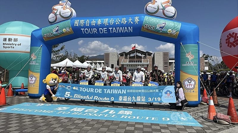 2026國際自由車環台公路大賽19日進入最終站，由客委會主委古秀妃（前左3）、中華民國自由車協會秘書長李開志（前右3）、行政院東部聯合服務中心執行長洪宗楷（前左2）、鹿野鄉長李維順（前右2）擔任領騎。中央社記者盧太城台東攝　115年3月19日&nbsp;&nbsp;&nbsp;