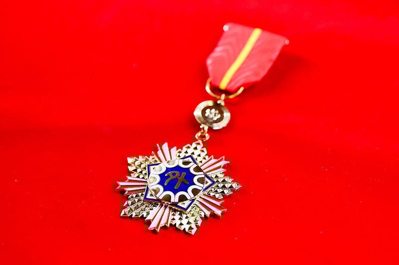 外交部「睦誼外交獎章」。&nbsp;&nbsp;&nbsp;圖：翻攝自林佳龍臉書