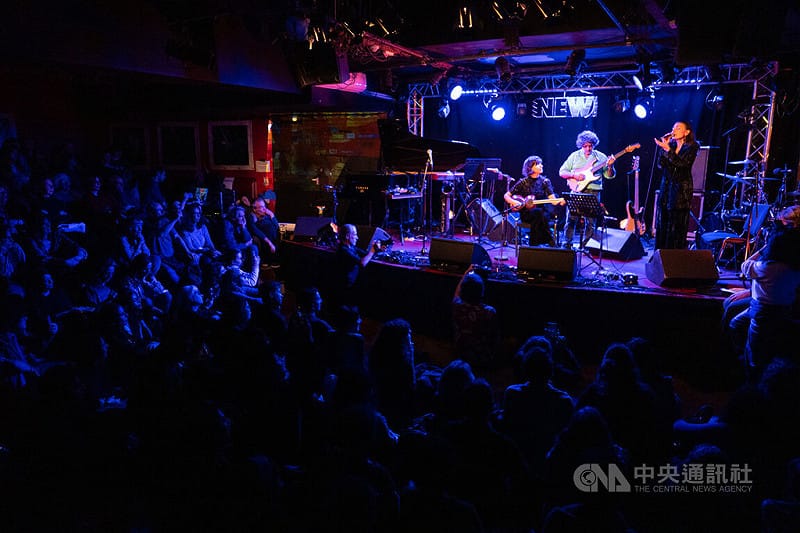 為向戰爭受難者致意，日前在巴黎舉行「為了伊朗」籌款音樂會。敘利亞歌手阿迪巴（圖右1）以一首搖籃曲，向痛失子女、在棺木旁舞蹈的伊朗母親致意。台上與台下觀眾輕聲合唱，場面動人。中央社記者李若韻巴黎攝 115年3月19日&nbsp;&nbsp;&nbsp;