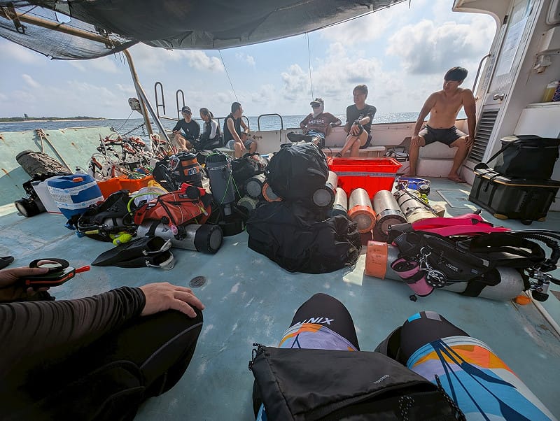  突棘志工搭乘工作船，準備前往東沙海域作業情形。 圖：海管處提供 