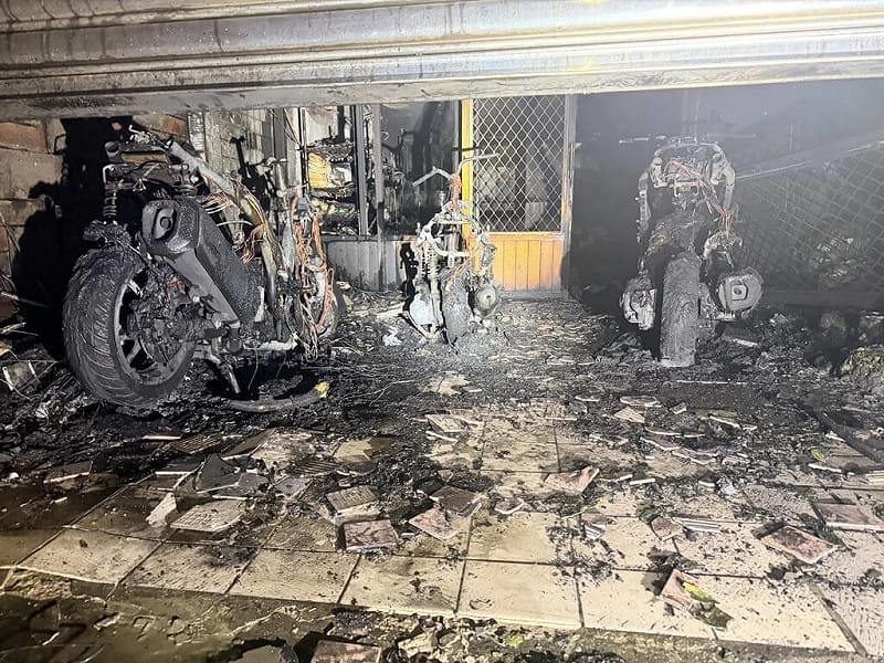 苗栗縣頭份市1棟透天厝20日凌晨發生火警，消防隊迅速撲滅火勢，但庭院停放3台機車，都已被燒得幾乎只剩骨架。（民眾提供）中央社記者管瑞平傳真　115年3月20日&nbsp;&nbsp;&nbsp;