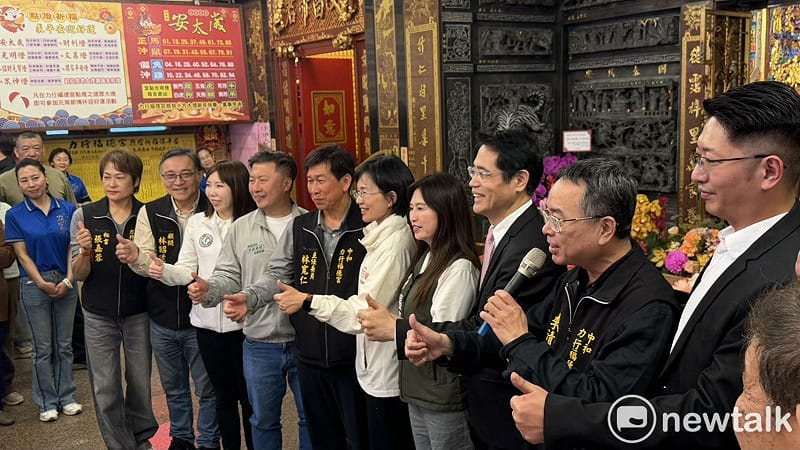  蘇巧慧赴中和力行福德宮，包括前立委江永昌（右三），新北市議員張維倩（左三）、張嘉玲（右四），議員參選人張志豪（左四）等人出席。 圖：高逸帆／攝 