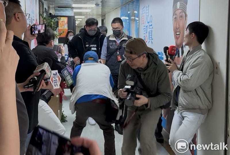 國民黨台北市議員李傅中武涉詐領助理費案，今天辦公室、住處等地遭搜索，他下午3時在調查人員陪同下走出辦公室。&nbsp;&nbsp;&nbsp;圖：周煊惠 / 攝