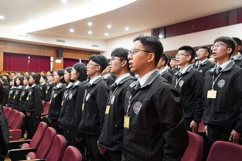 法務部調查局調查班第63期20日舉行開學典禮，學員高聲齊唱調查員進行曲。（調查局提供）中央社記者謝君臨傳真　115年3月20日&nbsp;&nbsp;&nbsp;