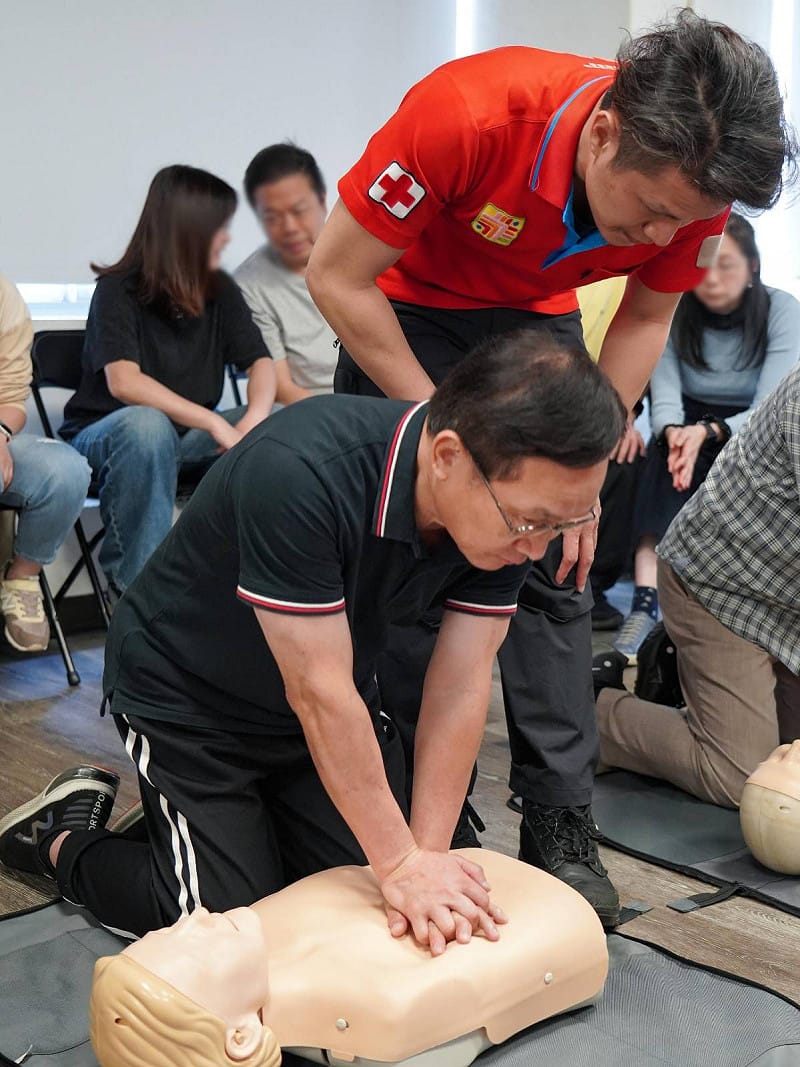 學員練習心肺復甦術(CPR)。&nbsp;&nbsp;&nbsp;圖：策進會提供