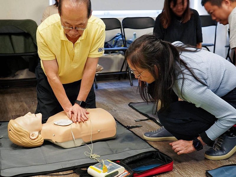 學員模擬使用體外心臟電擊去顫器(AED)。&nbsp;&nbsp;&nbsp;圖：策進會提供