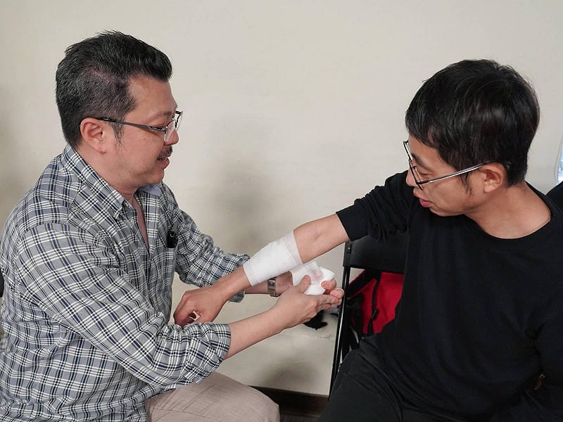 學員練習外傷緊急包紮。&nbsp;&nbsp;&nbsp;圖：策進會提供