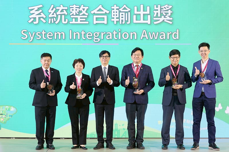 陳其邁(左三)頒發「系統整合輸出獎」。&nbsp;&nbsp;&nbsp;圖：主辦單位/提供