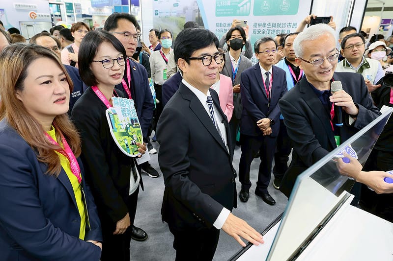 甫自美返國的陳其邁(前排右二)參觀高雄智慧城市展位。&nbsp;&nbsp;&nbsp;圖：主辦單位/提供