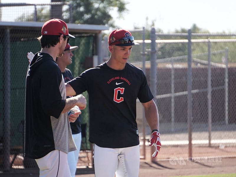 美國職棒台裔美籍外野手費柴德（Stuart Fairchild）在克里夫蘭守護者隊的春訓營打擊練習，備戰新球季，爭取進入開季名單。中央社記者林宏翰亞利桑那攝　115年3月20日&nbsp;&nbsp;&nbsp;