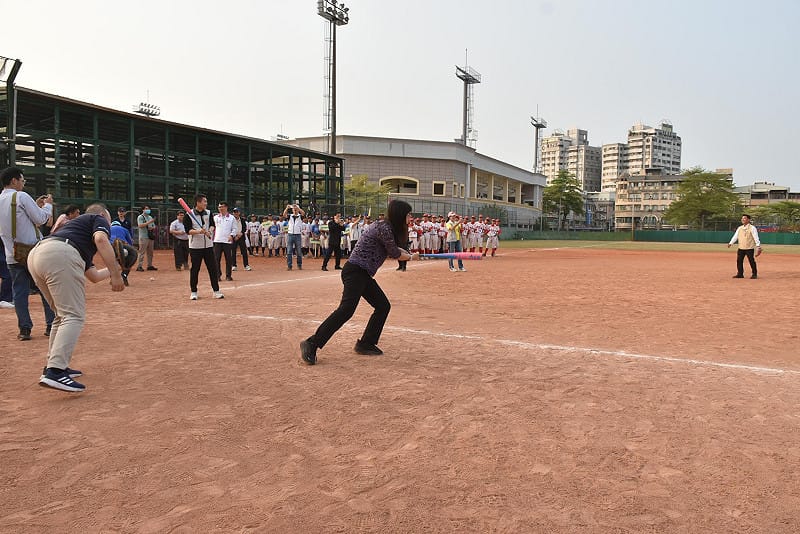 出席開幕典禮來賓共同為比賽進行開球儀式。&nbsp;&nbsp;&nbsp;圖：孫家銘攝