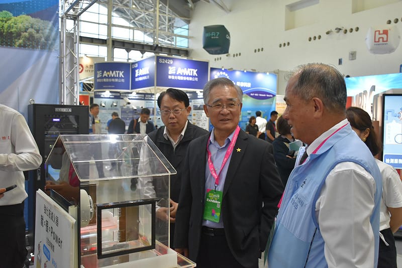 張來川(右一)陪同王志平(右二)並親自解說公司產品功能。&nbsp;&nbsp;&nbsp;圖：孫家銘攝