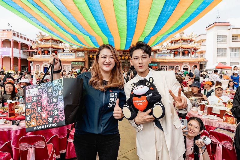 高閔琳(左)致贈越南人氣偶像Isaac(右)高雄熊主題商品。&nbsp;&nbsp;&nbsp;圖：高雄市觀光局/提供