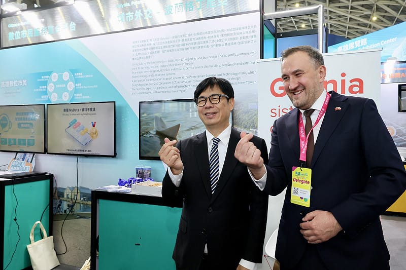 波蘭格丁尼亞今年首度於高雄智慧城市展設置專屬展攤，陳其邁(左)親自前往攤參觀，與訪團成員深度交流。&nbsp;&nbsp;&nbsp;圖：高雄市行國處/提供