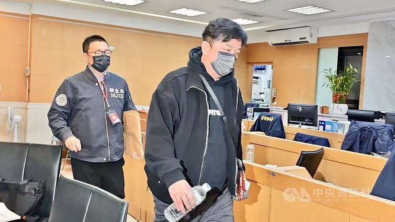 國民黨台北市議員李傅中武涉利用妻子親戚當人頭詐領助理費，金額逾千萬元。台北地檢署20日約談李傅中武（右）等7人到案；檢察官漏夜複訊後，21日諭令李傅中武500萬元交保，並限制出境、出海。中央社記者林長順攝　115年3月21日&nbsp;&nbsp;&nbsp;