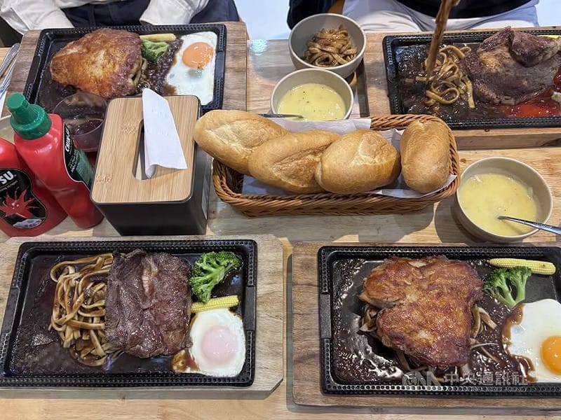 曾在台灣工作的越南人阮文心在北寧開牛排店，醬料等餐點原料大多來自台灣，搭配玉米濃湯、奶茶，台味十足。其中，也有餐點融合台灣與越南特色，麵包為酥脆的越南麵包。中央社記者曾婷瑄北寧攝　115年3月21日&nbsp;&nbsp;&nbsp;圖：中央社提供