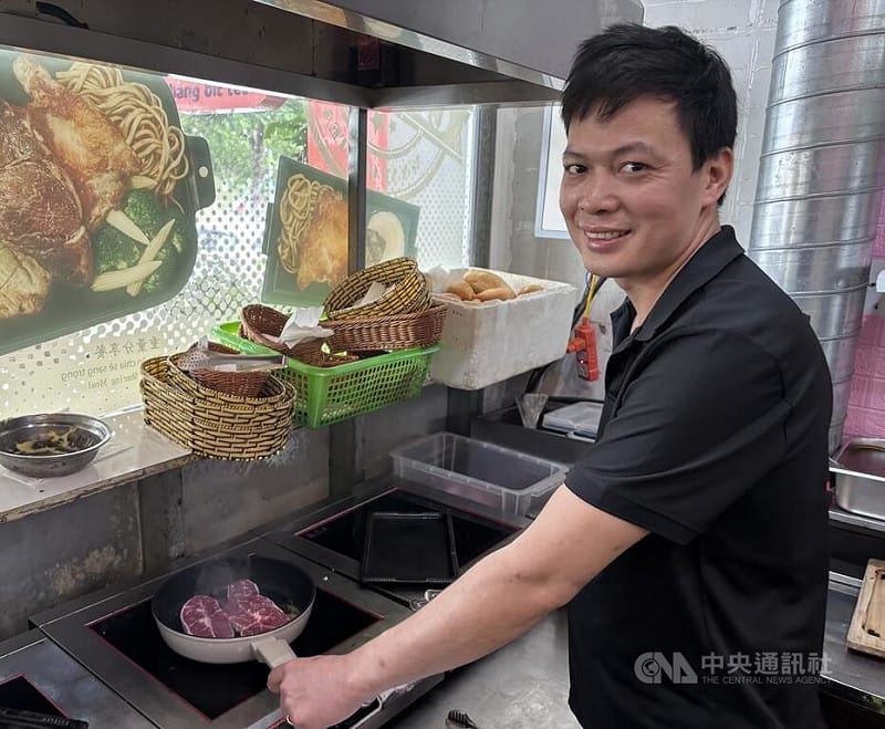 來自越南的阮文心過去曾來台工作，與台灣的緣分不因工作結束而劃下句點，反透過食物搭建台越橋梁。他告訴記者，沒有台灣就沒有今天的他，他在台灣學習、成長許多。中央社記者曾婷瑄北寧攝　115年3月21日&nbsp;&nbsp;&nbsp;圖：中央社提供
