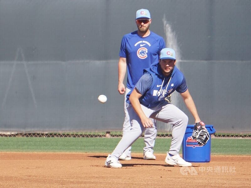 台裔美籍棒球好手「龍仔」強納森・龍（Jonathon Long）在美國職棒芝加哥小熊隊的春訓營進行守備練習。中央社記者林宏翰亞利桑那攝 115年3月21日&nbsp;&nbsp;&nbsp;