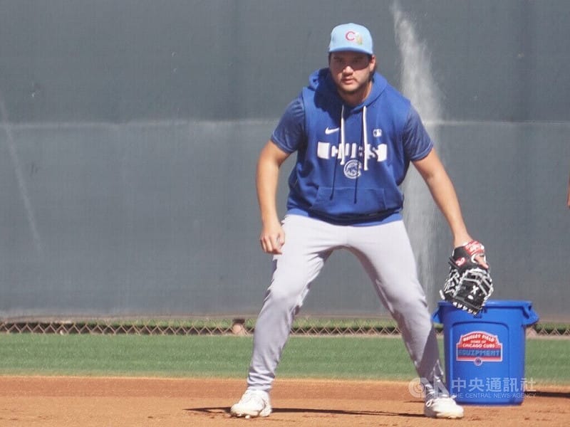 台裔美籍棒球好手「龍仔」強納森・龍（Jonathon Long）在美國職棒芝加哥小熊隊的春訓營進行守備練習，他分享棒球心法，不要把眼光放在期待未來，把握當下每一天，事情自然會一一到位。中央社記者林宏翰亞利桑那攝　115年3月21日&nbsp;&nbsp;&nbsp;