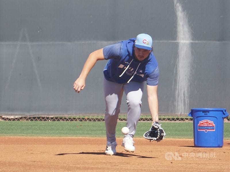 台裔美籍棒球好手「龍仔」強納森・龍（Jonathon Long）在美國職棒芝加哥小熊隊的春訓營進行守備練習，他去年在小聯盟3A敲出20支全壘打，目標今年站上大聯盟。中央社記者林宏翰亞利桑那攝　115年3月21日&nbsp;&nbsp;&nbsp;