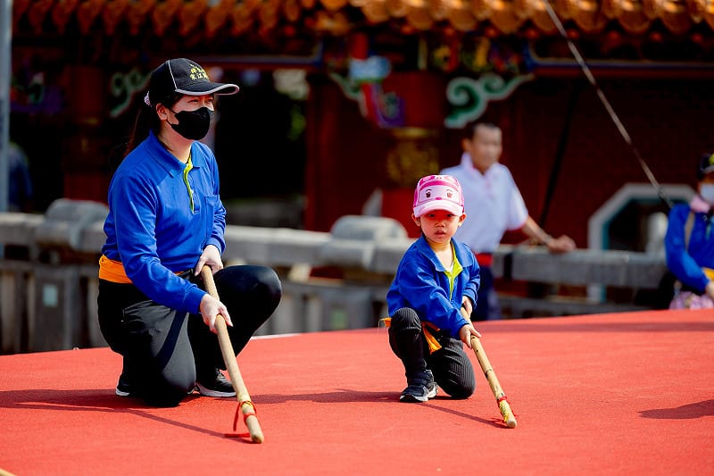 在地陣頭 「中埔埤仔墘宋江獅陣」小朋友演出，象徵世代傳承。&nbsp;&nbsp;&nbsp;圖：高雄市觀光局/提供