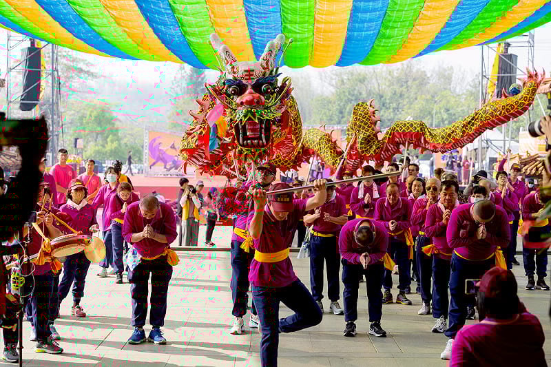 陣頭向觀音佛祖敬拜。&nbsp;&nbsp;&nbsp;圖：高雄市觀光局/提供