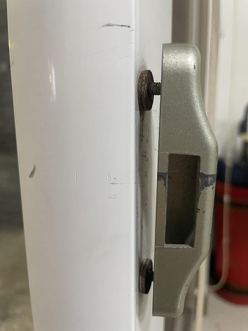 男子破壞門鎖闖入服務處。&nbsp;&nbsp;&nbsp;圖：莊瑞雄／提供