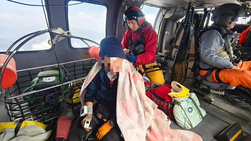 63歲余姓山友21日在秀姑巒山與秀姑坪間意外墜落碎石邊坡受傷，同行友人隨即對外求援，空勤總隊花蓮駐地勤務第一大隊第三隊也獲報，出動黑鷹直升機救援。（空勤總隊提供）中央社記者張祈傳真　115年3月21日&nbsp;&nbsp;&nbsp;