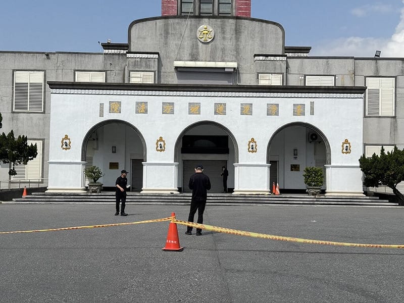 花蓮地方法院大門前21日上午遭人放置2個可疑包裹，疑為爆裂物，檢警獲報組專案小組、出動防爆小組到場處理，立刻在周邊拉起封鎖線。（花蓮地檢署提供）中央社記者張祈傳真　115年3月21日&nbsp;&nbsp;&nbsp;