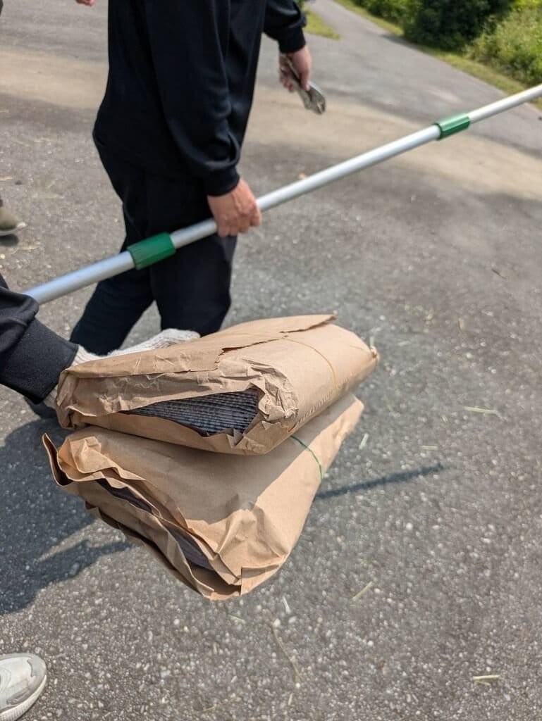 花蓮地方法院大門21日上午遭不明人士放置可疑包裹引虛驚，防爆小組獲報到場依專業程序將包裹移往空曠處，所幸經確認後發現內容物僅是報紙。（花蓮地檢署提供）中央社記者張祈傳真　115年3月21日&nbsp;&nbsp;&nbsp;