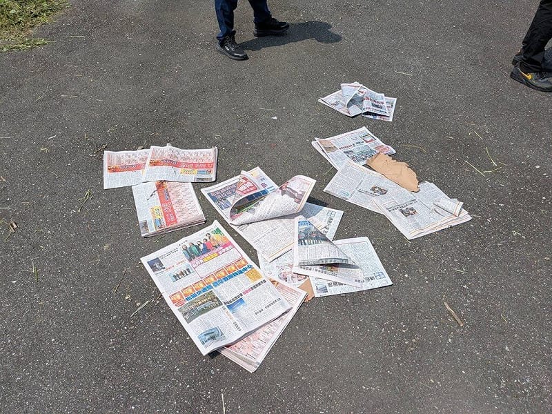 花蓮地方法院大門21日上午遭不明人士放置2個可疑包裹，所幸在防爆小組依專業程序處理檢視後，確認內容物均為當天報紙，無危險性。（花蓮地檢署提供）中央社記者張祈傳真 115年3月21日&nbsp;&nbsp;&nbsp;