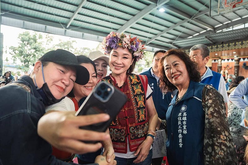 柯志恩(中)展現親民活力，獲賜魯凱族名「葛歌呢恩」。&nbsp;&nbsp;&nbsp;圖：柯志恩服務處/提供