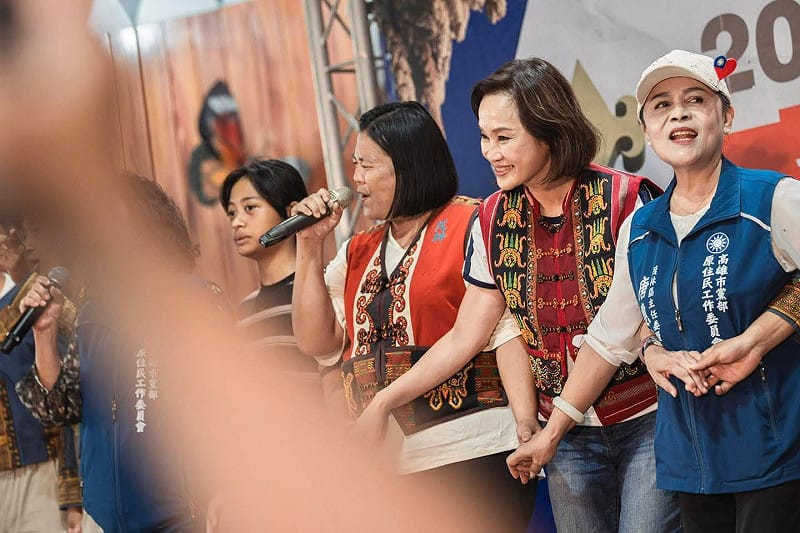 柯志恩(右二)與部落青年、族人大合舞。&nbsp;&nbsp;&nbsp;圖：柯志恩服務處/提供