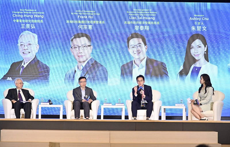 兩位專題演講講者與廖泰翔(右二)進行關鍵對談。&nbsp;&nbsp;&nbsp;圖：高雄市研考會/提供