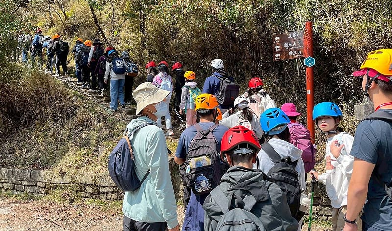 三校六年級應屆畢業生勇闖嘉義縣「特富野古道」。&nbsp;&nbsp;&nbsp;圖：高雄市教育局/提供