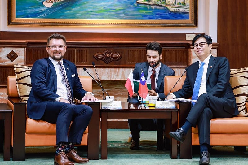 克魯帕(左)至高市府拜會陳其邁(右)。&nbsp;&nbsp;&nbsp;圖：高雄市行國處/提供