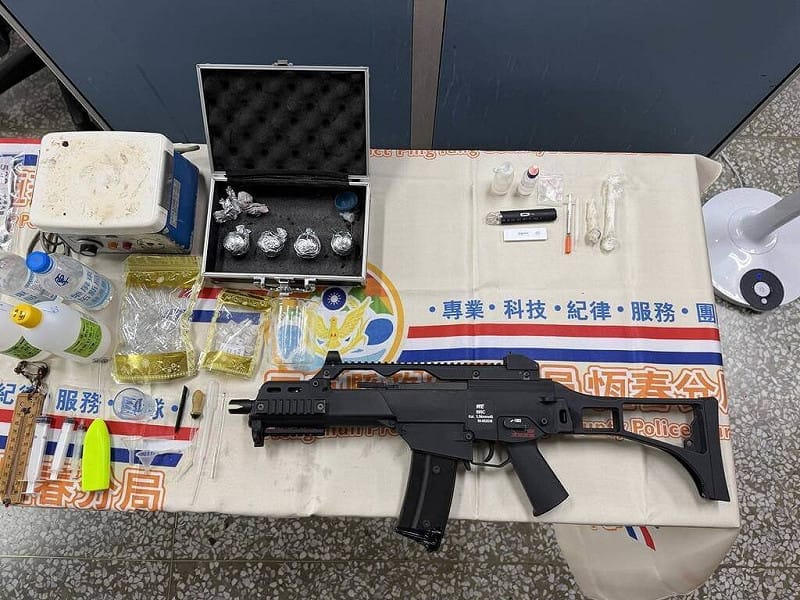 警方在恆春查獲毒品分裝場，起出第二級毒品逾500公克、毒品分裝工具1批，以及土製爆裂物5枚、空氣長槍1支等證物。（恆春警分局提供）中央社記者黃郁菁傳真 115年3月22日&nbsp;&nbsp;&nbsp;