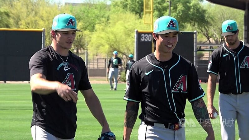 旅美台灣投手林昱珉（前右）在美國職棒亞利桑那響尾蛇的春訓基地，為新球季備戰。中央社記者林宏翰亞利桑那攝 115年3月22日&nbsp;&nbsp;&nbsp;